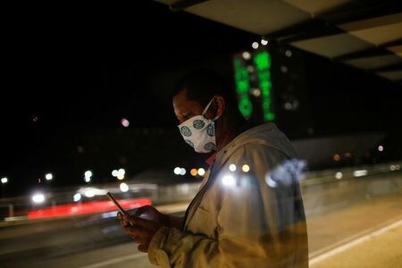 　９月２８日、ロイターの集計によると、新型コロナウイルスの感染者は世界全体で３３２６万人を超え、死者は１００万００１０人となった。写真はブラジリアで８月撮影（２０２０年　ロイター／Adriano Machado）