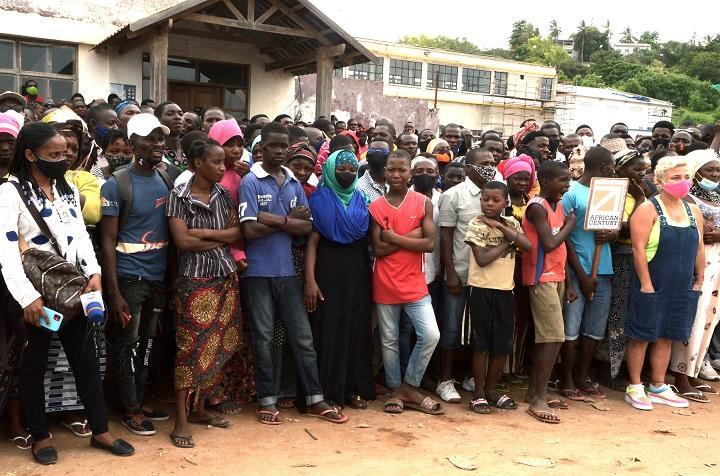 イスラム国の攻撃を逃れたパルマの住民を載せた船の到着を待つ人々　Stringer-REUTERS