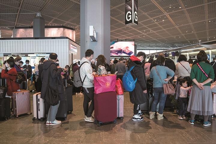 新型コロナウイルスの注意喚起は不要?（成田空港）  TOMOHIRO OHSUMI／GETTY IMAGES