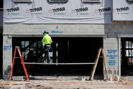 米商務省が１７日発表した１０月の住宅着工件数（季節調整済み）は年率換算で前月比４．２％減の１４２万５０００戸となった。２０２１年５月撮影（２０２２年　ロイター/Octavio Jones）
