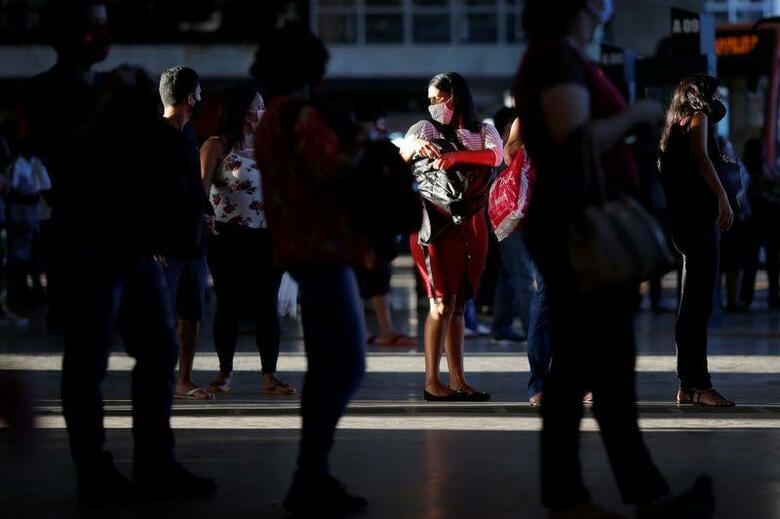 ブラジル保健省は、国内の新型コロナウイルス感染症による死者・感染者の累計や、これまでの州・自治体別の感染状況を示したデータについて政府のウェブサイトから削除した。写真は6月2日、ブラジル・ブラジリアのバスターミナルで列に並ぶ人々(2020年　ロイター/Adriano Machado)