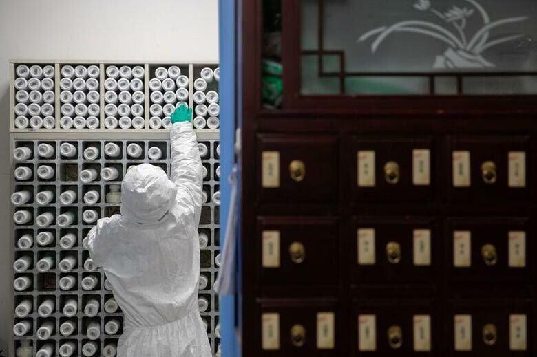 中国国家衛生健康委員会は、新型肺炎患者向けにスイスの製薬大手ロシュの関節炎薬「トシリズマブ（商品名アクテムラ）」の投与を認可した。写真は中国で2日撮影（2020年　ロイター／CHINA DAILY）