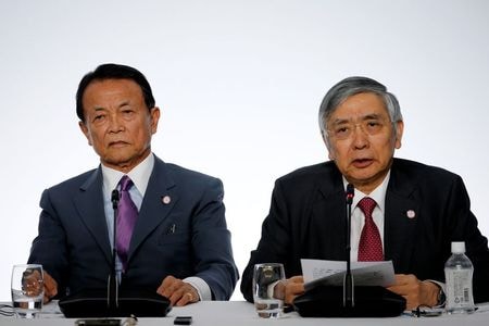 　３月３日、麻生太郎財務・金融担当相（写真左）は３日の閣議後会見で、新型コロナウイルスの感染拡大の早期終息に向けて「緊張感を持って対応する」と述べ、イタリアなど各国と連携していく考えを示した。写真は２０１９年７月、フランスのシャンティイで撮影（２０２０年　ロイター/Pascal Rossignol）