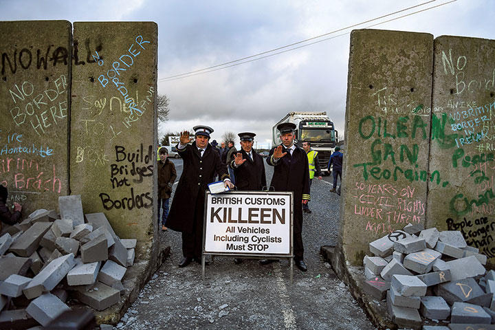 北アイルランドとの国境に「検問所」を設置して抗議するブレグジット反対派（アイルランドのキャリックカーナン）CLODAGH KILCOYNE-REUTERS