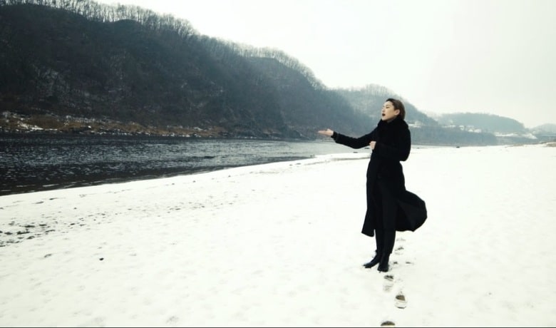 臨津江のほとりでMV撮影中のイ・ラン（本人Twitter @2lang2 より）