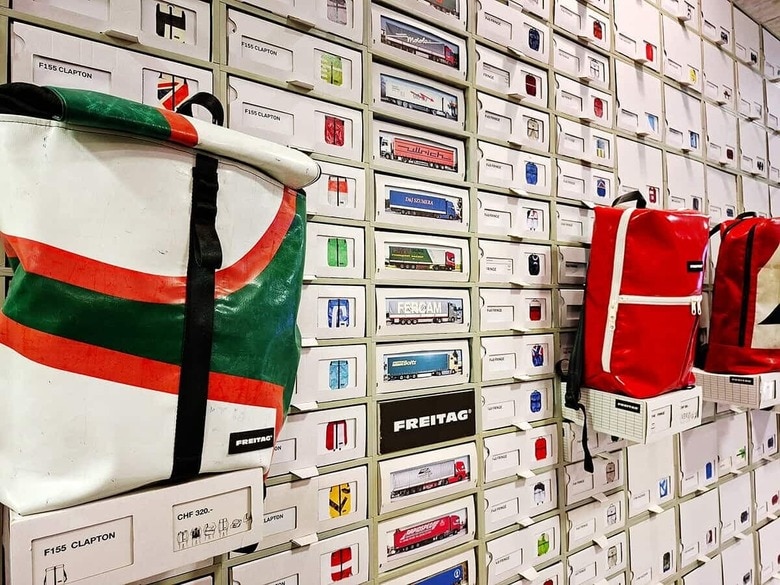 工場のビルには店舗もある。タープがトラックで使われていた時の写真も飾ってあった（撮影＝筆者）