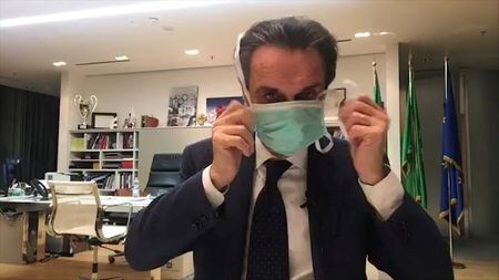 　イタリア北部ロンバルディア州のフォンタナ知事（写真）は２６日遅く、スタッフの１人が新型ウイルスに感染したことを受けて、自主的に隔離措置をとっていることを明らかにした。写真はソーシャルメディアに掲載された動画から。提供画像（２０２０年　ロイター／Attilio Fontana Facebook Live/REUTERS TV）