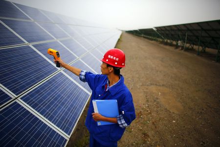 中国では再生可能エネルギー部門が急成長しているが、石炭火力発電能力の拡大やエネルギー消費の急増が気候変動目標への取り組みに水を差しているとの報告書が２７日、発表された。甘粛省の太陽光発電所で２０１３年撮影。（2023年　ロイター/Carlos Barria/ File photo）
