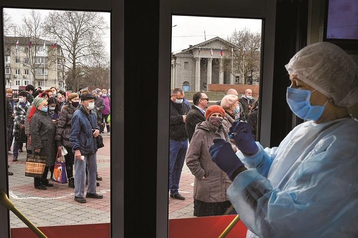 ワクチンの移動式接種会場の外で順番を待つ人々(クリミア半島のシンフェロポリ)