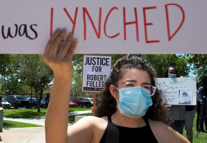 フラーはリンチの被害者だ、と訴える女性（6月13日、カリフォルニア州パームデール）　Ringo Chiu-REUTERS