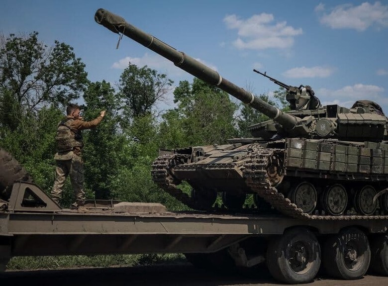 ウクライナ東部ルガンスク州のガイダイ知事は、要衝セベロドネツクの大部分をロシア軍が押さえ、抵抗を続けてきたウクライナ軍が市周辺に撤退したと明らかにした。写真はドネツク州で活動するウクライナ兵、同日撮影（2022年　ロイター/Gleb Garanich）