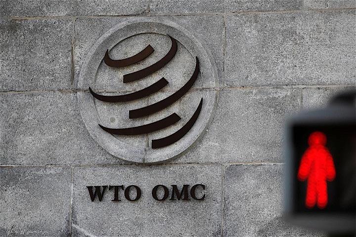 日本政府は世界貿易機関（ＷＴＯ）の物品貿易理事会で、韓国向けに実施した半導体原料３品目の輸出規制について、不当な禁輸措置であるとの韓国側の主張を否定した。写真はＷＴＯのロゴ。ジュネ０部で２０１８年１０月撮影（２０１９年　ロイター/Denis Balibouse）
