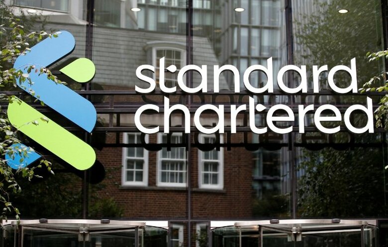 スタンダードチャータード銀行のロゴ。2022年7月26日、英ロンドンで撮影。REUTERS/Peter Nicholls