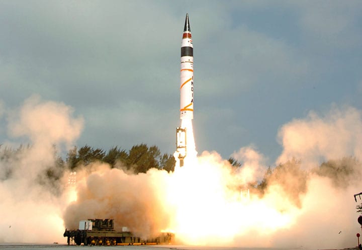 インドの新型ICBM「アグニV」は中国を射程内に（写真は12年の最初の発射実験）　DRDO/REUTERS
