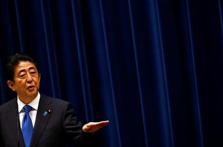 　６月２日、政府は閣議で、経済財政運営の基本指針「骨太方針」を決定した。写真は会見する安倍首相。１日撮影（２０１６年　ロイター/Thomas Peter）