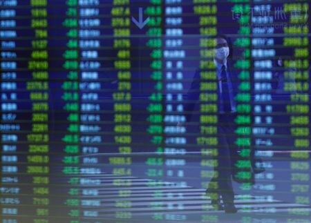 　４月２８日、東京株式市場で日経平均は小反落した。写真は３月６日、東京で撮影（２０２０年　ロイター/Issei Kato）