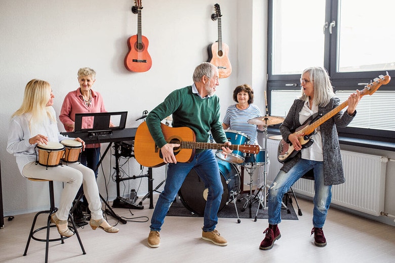 音楽は聴くだけでなく実際に歌ったり演奏したりするといい　GROUND PICTURE/SHUTTERSTOCK