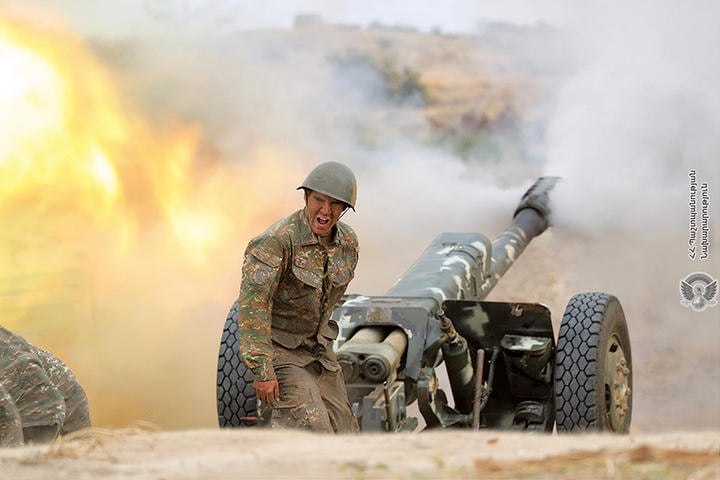 9月下旬に始まった軍事衝突は沈静化の糸口が見えない（写真は29日、砲撃するアルメニア軍）　DEFENCE MINISTRY OF ARMENIA-REUTERS