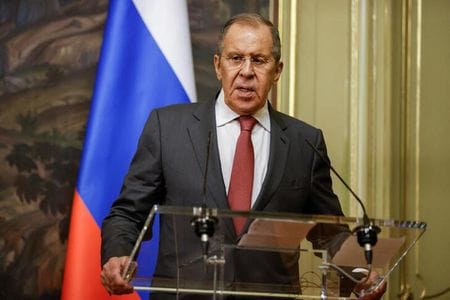 ロシアのラブロフ外相は９日、イスラエル軍とパレスチナ自治区ガザを実効支配するイスラム組織ハマスとの大規模戦闘を巡り、米国の「破壊的な」アプローチを非難した。代表撮影（２０２３年　ロイター）