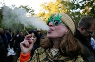 カナダ大麻合法化でも、闇市場で買うしかない人々