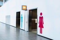 海外の空港でトイレに入った女性が見た、驚きの「ナゾ仕様」...「ここじゃできない！」