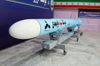 イランがミサイルを公開、巡航ミサイルの射程1000キロ　ソレイマニ司令官の名を冠した弾道ミサイルも