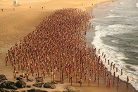 2500人がヌードでビーチに現れた目的
