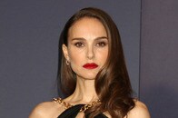 超ミニ丈で美脚解放、見せブラ、下半身シースルーも...ナタリー・ポートマン、「あわや」な衣装の連日披露にネット動揺