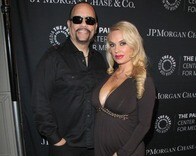 【写真】不適切？ 自由？ 少女の胸にまで谷間が...米セレブ、娘とのプール遊び写真がセクシーすぎて大炎上