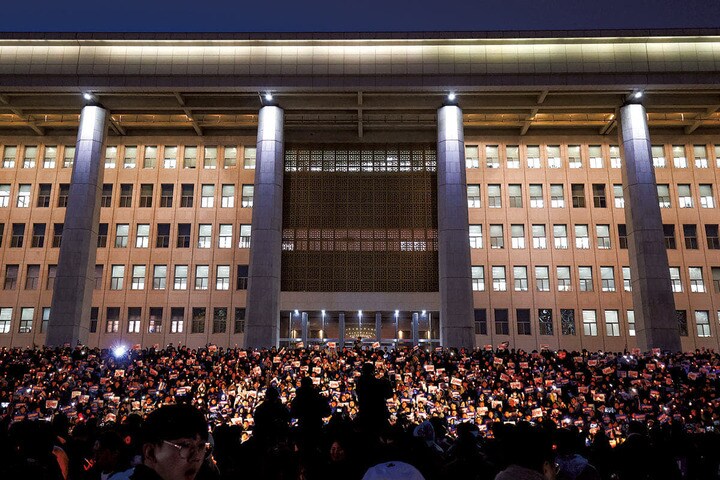 12月5日、韓国国会前に集まった野党議員と支持者