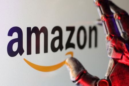 　米アマゾン・ドット・コムは４日、開発を進めている新たな人工知能（ＡＩ）を通じて、倉庫用ロボットや配送担当者を支援し、配送の迅速化を推進する取り組みを明らかにした。２月撮影のイメージ写真（２０２５年　ロイター/Dado Ruvic/Illustration）