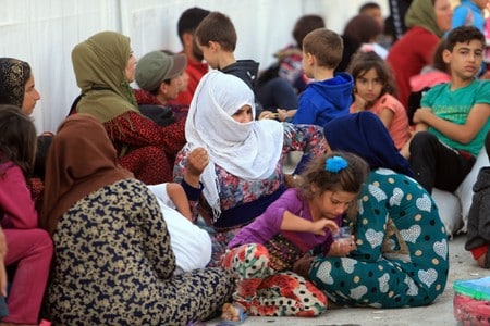 １１月１５日、トルコ当局はイスタンブールに滞在する未登録のシリア移民のうち、７月１２日以降に他県の仮設住宅センターに移動させた数は６４１６人だったと発表した。写真は１０月２５日、イラクのドホーク郊外の難民保護施設のシリア難民（２０１９年　ロイター／Ari Jalal）