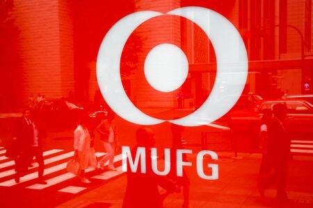 　７月１９日　三菱ＵＦＪフィナンシャル・グループ（ＭＵＦＧ）は１９日、傘下の銀行・証券間で顧客の同意を得ずに情報を共有していた問題を巡り、亀澤宏規社長ら関係役員６人の報酬を減額すると発表した。写真は２０１６年５月、都内で撮影（２０２４年　ロイター／Thomas Peter）