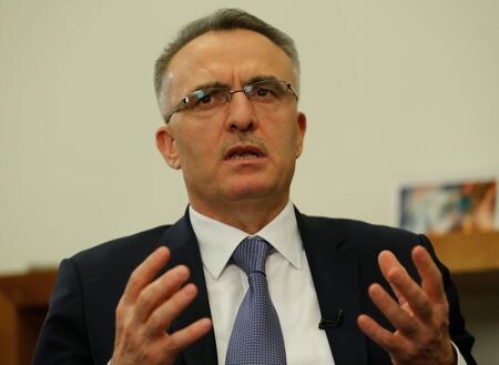 １２月２５日、トルコ中央銀行のアーバル総裁（写真）は、金融政策の決定は持続的な物価安定を優先する考えを示した。イスタンブールで２０１７年１２月撮影（２０２０年　ロイター/Osman Orsal）