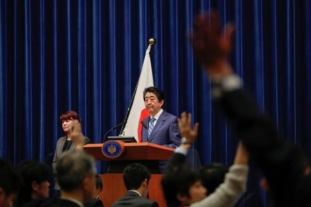 安倍晋三首相は１４日、新型コロナウイルス対策の特別措置法が前日に成立したことを受けて会見し、同法で可能になった緊急事態宣言をする状況にはないとの認識を明らかにした。写真は３月１４日、東京の首相官邸で撮影（２０２０年　ロイター/Issei Kato）
