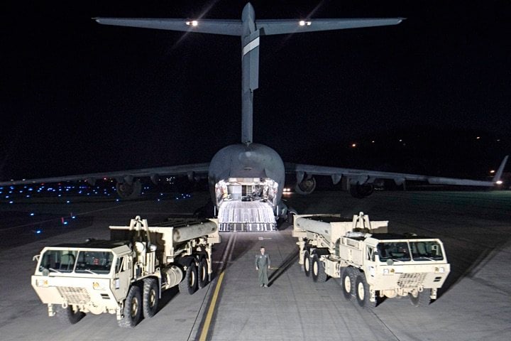 6日夜、韓国に到着したC-17輸送機から搬出されたTHAAD発射台車両　写真＝在韓米軍提供