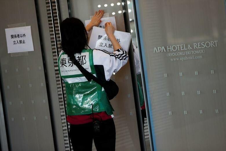 新型コロナウイルスに関する政府の専門家会議のメンバーは1日記者会見し、緊急事態宣言発出後の感染拡大状況について、新規感染者数は減少傾向にあるものの、再度感染がまん延しないよう「長丁場の前提」が必要との見解を示した。写真は新型コロナの軽症者受け入れを決めた都内のホテル。5月1日撮影（2020年　ロイター/Issei Kato）