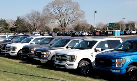 　米自動車大手フォード・モーターは６月２７日、ソフトウエアの問題でタイヤの空気圧低下を適切に警告できない可能性があるとして、電動ピックアップトラック「Ｆ─１５０ライトニング」約２９００台をリコール（回収・無償修理）すると発表した。２０２１年３月、ミシガン州で撮影（２０２２年　ロイター/Rebecca Cook）