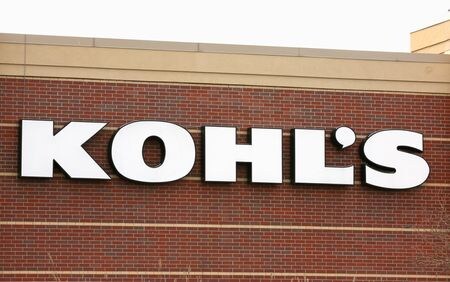 　１１月８日、米国の物言う投資家のヘッジファンド２社から退陣要求を受けていた米百貨店チェーンコールズのミシェル・ガス最高経営責任者（ＣＥＯ）が退任し、ジーンズ大手リーバイ・ストラウスの社長に来年早い時期に就任する。写真はコールズの看板。コロラド州 で２０１４年２月撮影（２０２２年　ロイター／Rick Wilking）