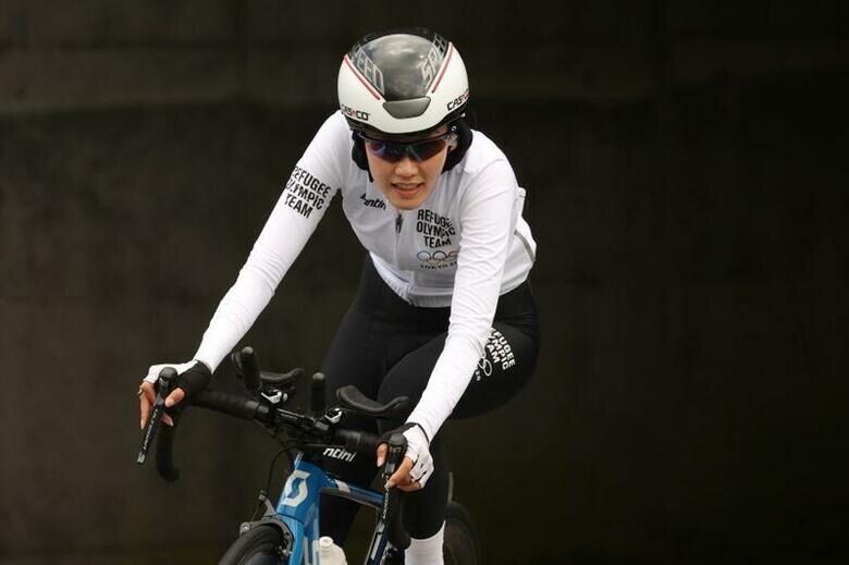 イスラム系シーア派の少数民族ハザラ系のアリザダは、1996年にアフガニスタンで生まれた。難民選手団の1人として東京五輪に参加し、自転車タイムトライアルに出場した。7月28日、静岡県小山町で撮影（2021年　ロイター/Christian Hartmann）