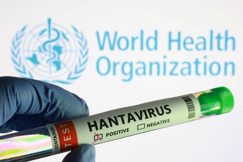 「ハンタウイルス陽性」のラベルが貼られた試験管とＷＨＯのロゴ。今月７日撮影。REUTERS/Dado Ruvic