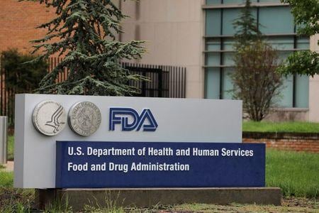 米食品医薬品局（ＦＤＡ）がバイオジェンとエーザイが共同開発したアルツハイマー病治療薬「アデュヘルム」（一般名：アデュカヌマブ）を承認したのを受け、承認に否定的見解を示していた諮問委員会の２人の委員が抗議のために辞任した。写真はメリーランド州ホワイトオークのＦＤＡ本部で２０２０年８月撮影（２０２１年　ロイター/Andrew Kelly）