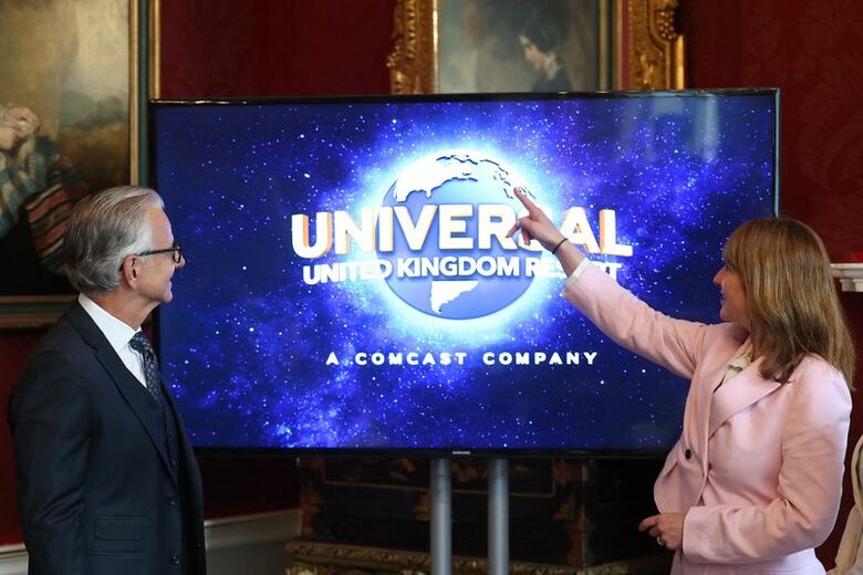 リーブズ財務相と、ユニバーサル・デスティネーションズ＆エクスペリエンシズのマーク・ウッドベリーＣＥＯ。ロンドンで６月３日代表撮影。REUTERS