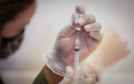 　６月７日、米製薬大手ジョンソン・エンド・ジョンソン（Ｊ＆Ｊ）が開発した新型コロナウイルス感染症（ＣＯＶＩＤ－１９）ワクチンの米国内での接種がペースダウンしている。写真は５月、ニューヨークでJ＆Jのワクチンを準備する医療関係者（２０２１年　ロイター/Carlo Allegri）