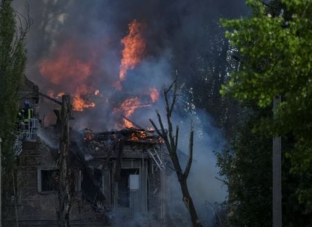 　ウクライナのゼレンスキー大統領は、東部ドニプロの診療所が２６日にロシアのミサイル攻撃を受け、少なくとも１人が死亡し１５人が負傷したと述べ、攻撃は人道犯罪だと非難した。写真は炎上する診療所。２６日撮影（２０２３年　ロイター/Mykola Synelnykov）