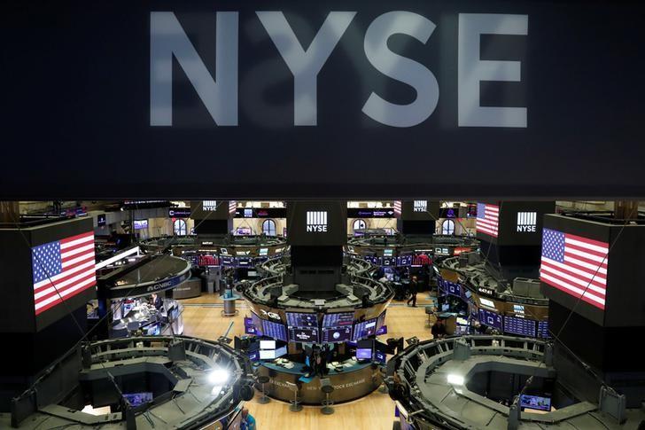 ニューヨーク証券取引所（NYSE）の親会社インターコンチネンタル取引所（ICE）は新型コロナウイルスの感染拡大を受け、NYSEの取引フロアを一時的に閉鎖し、23日から完全な電子取引に移行すると発表した。NYSEで撮影（2020年　ロイター/Lucas Jackson）