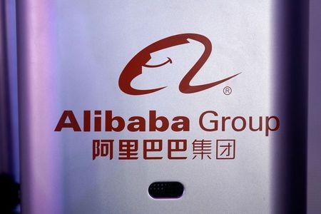 　１２月１４日、中国国家市場監督管理総局（ＳＡＭＲ）は１４日、アリババ・グループ・ホールディング、騰訊控股（テンセント・ホールディングス）出資の閲文集団（チャイナ・リテラチュア）、および深セン豊巣（ハイブ・ボックス）について、独占禁止の観点から過去の案件を適切に報告しなかったとし、それぞれ５０万元（約７万６０００ドル）の罰金を科すと明らかにした。写真はアリババのロゴ。浙江省の杭州で１１月撮影（２０２０年　ロイター／Aly Song）