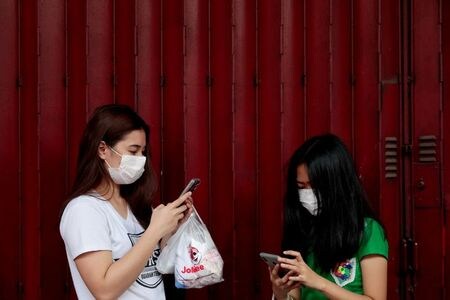 　２月２日、フィリピン保健局は、新型コロナウイルスによる肺炎で中国人男性が１日に死亡したと発表した。世界保健機関（ＷＨＯ）によると、中国国外で新型コロナウイルスによる死者が確認されたのは初めて。１月３１日にマニラで撮影（２０２０年　ロイター/Eloisa Lopez）