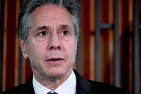 ブリンケン米国務長官は、国連が中国が新疆ウイグル自治区で人道に対する犯罪を犯した可能性があるとする報告書を公表したことを歓迎するとした上で、米国の懸念が一段と深まったと述べた。 ８月１５日、ワシントンで撮影（２０２２年　ロイター/Mandel Ngan / Pool via REUTERS）