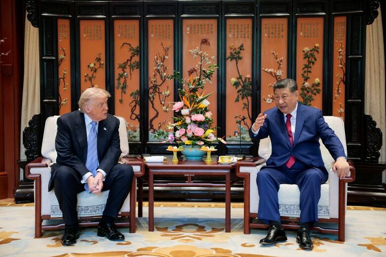 写真は中国の習近平国家主席（右）とトランプ米大統領の会談の様子。２０２６年５月、北京で代表撮影。REUTERS